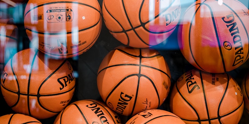 足球运动员在绿茵场上激烈拼抢的瞬间